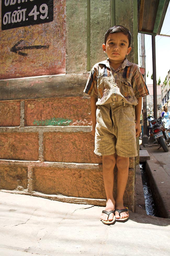 Shy kid in the street - June 2006 - Trichy