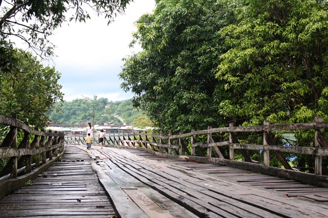 Sur le pont de bois - Août 2006 - Sangkhlaburi