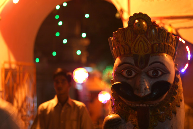 Porte du temple, à l'écoute de l'hypnotique Gayatri Mantra - Avril 2007 - Bhubaneswar