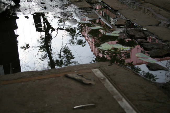 Reflet dans l'eau de la rue - Avril 2007 - Kolkata