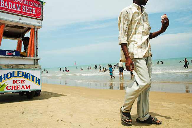 Glace gourmande sur la plage - Mars 2008 - Vellangani (Tamil Nadu)